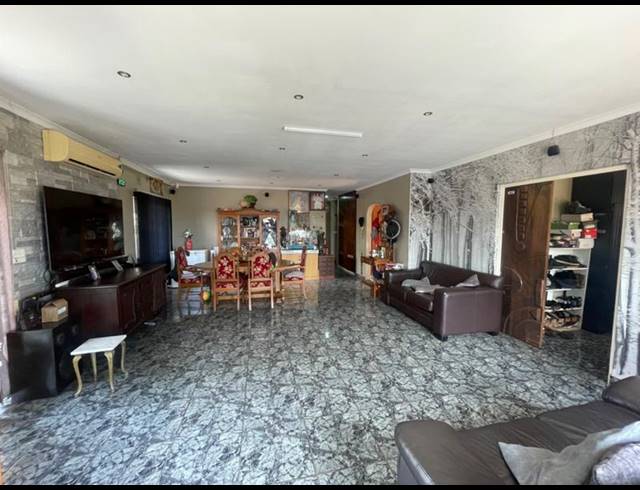 4 BEDROOM HOUSE FOR SALE IN LONGCROFT